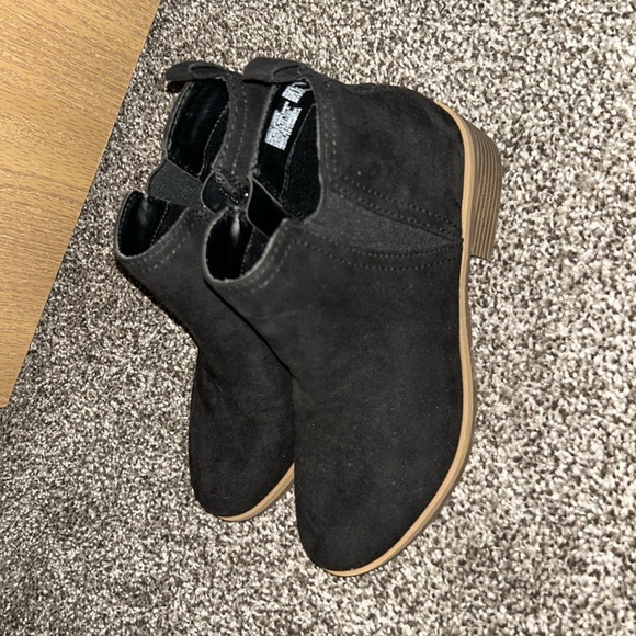 Selling my black ankle boots there a size 6 very good condition - Picture 2 of 3